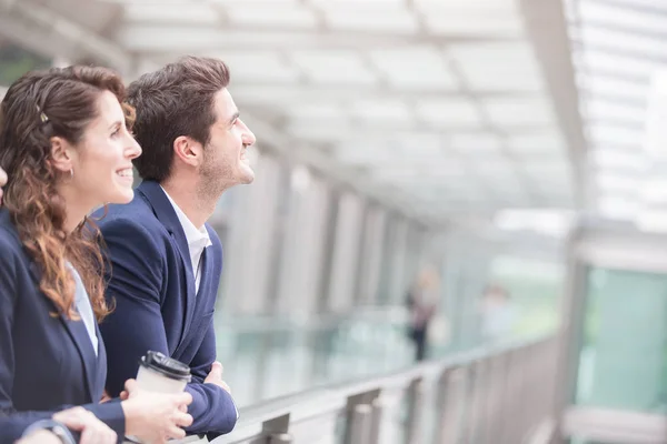 Uomini d'affari sorridenti e guardando da qualche parte — Foto Stock