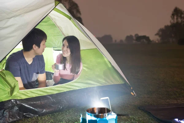 Casal estão acampando na barraca , — Fotografia de Stock