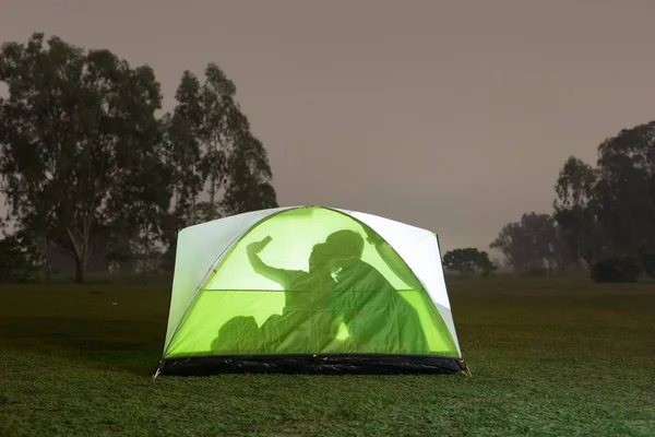 Silhouet van het paar camping — Stockfoto