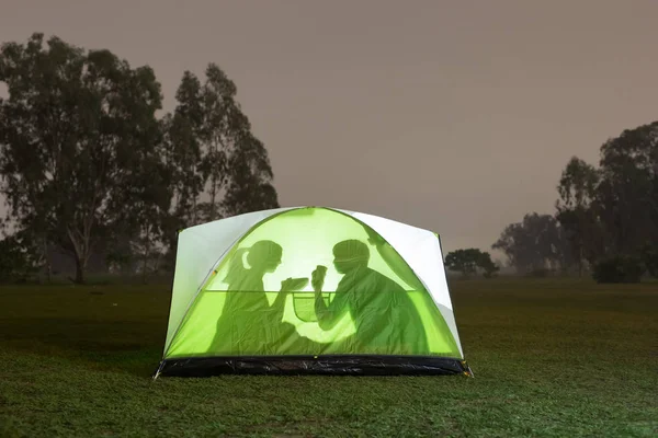 Silhueta de camping casal — Fotografia de Stock