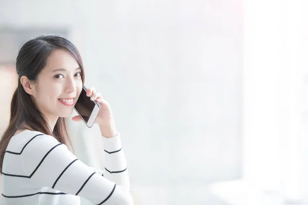Szépség nő beszél telefonon — Stock Fotó