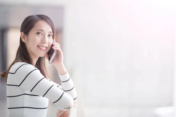 Mulher beleza falando no telefone — Fotografia de Stock