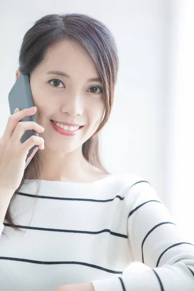 Szépség nő beszél telefonon — Stock Fotó