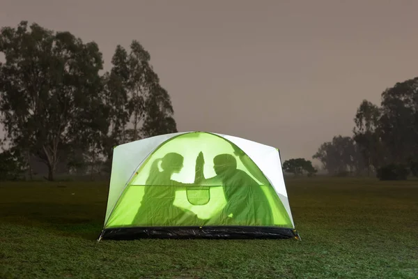 Silhouet van het paar camping — Stockfoto