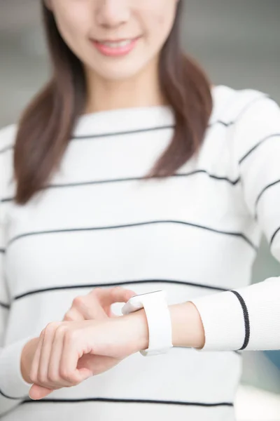 ウェアラブルのスマートな腕時計を身に着けている女性 — ストック写真
