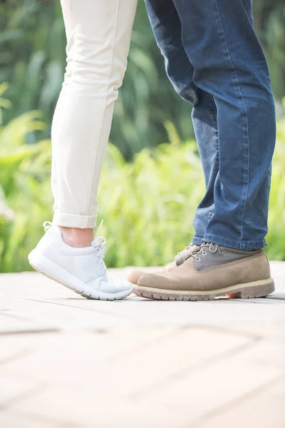 Joven pareja besándose — Foto de Stock