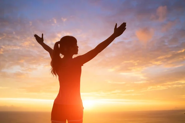 Silhouette der Frau fühlen sich frei — Stockfoto