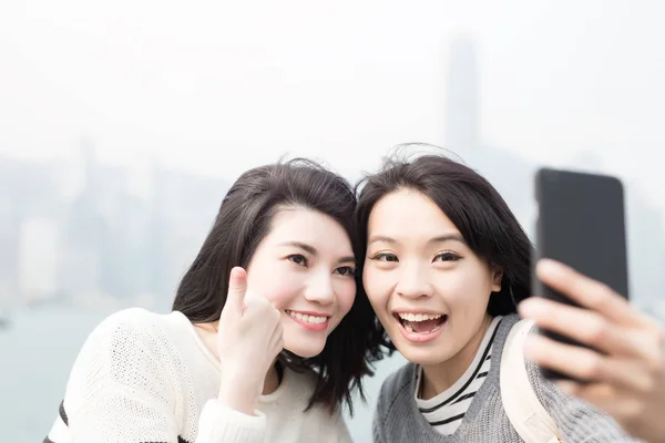 Piękna kobieta selfie w hongkong — Zdjęcie stockowe