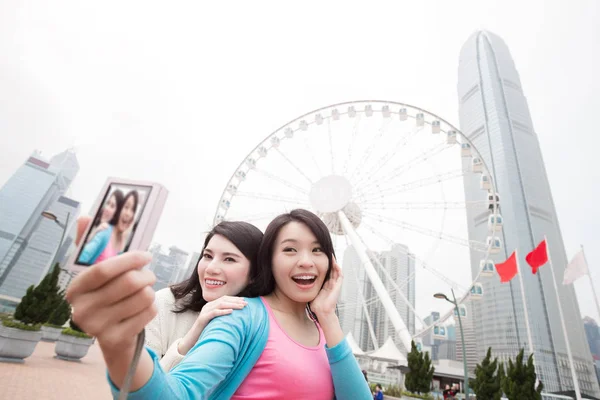 Dwie kobiety selfie w hongkong — Zdjęcie stockowe