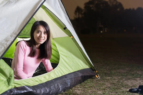 Woamn is camping — Stockfoto