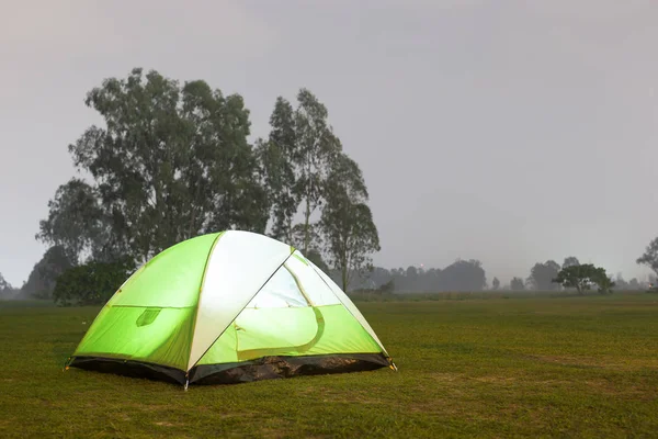 Tenda na grama — Fotografia de Stock