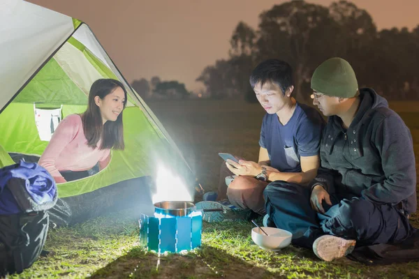 As pessoas estão acampando — Fotografia de Stock