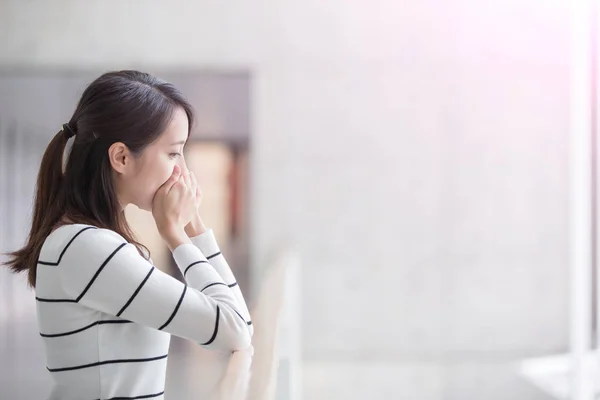 美丽女人谈电话 — 图库照片