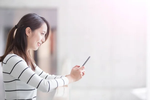 Beauté femme utiliser téléphone — Photo