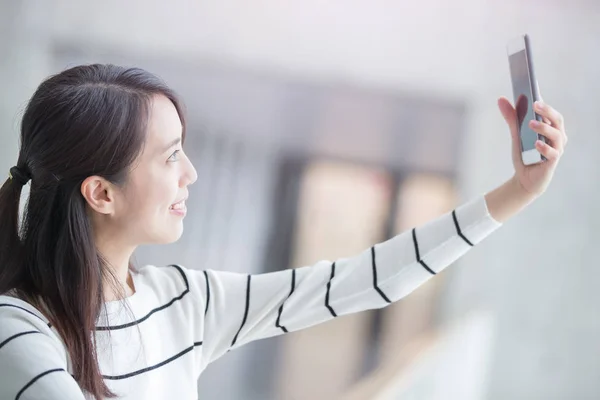 Belleza mujer sonrisa y selfie — Foto de Stock