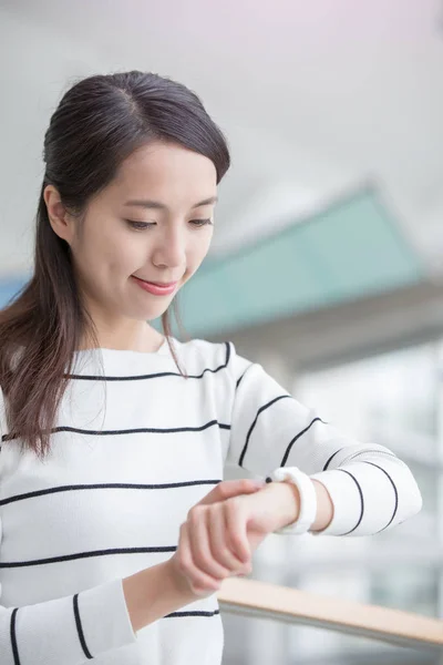 女性の摩耗のウェアラブル スマート腕時計 — ストック写真
