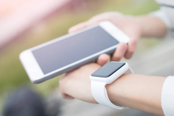 Show smart watch and cellphone — Stock Photo, Image