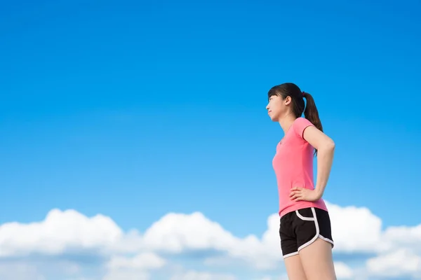 Sport kijken ergens vrouw — Stockfoto