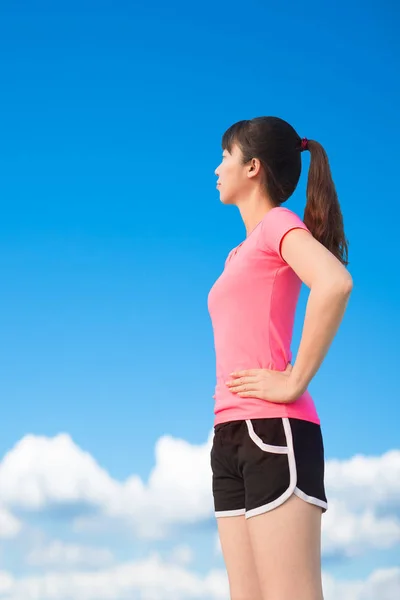 Sport kijken ergens vrouw — Stockfoto