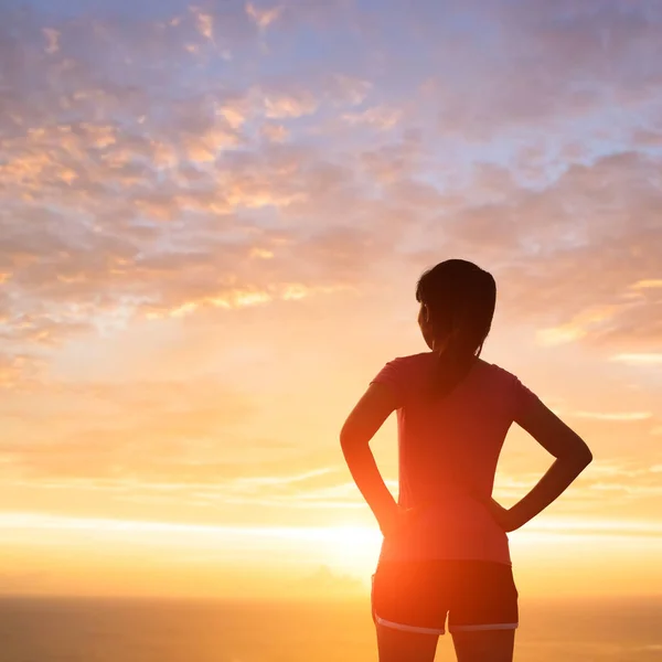 Silhouette di donna con luce solare — Foto Stock