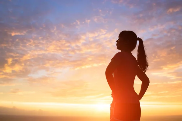 Silhouette einer Frau mit Sonnenlicht — Stockfoto