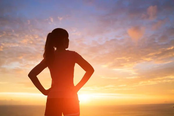 Silhouette einer Frau mit Sonnenlicht — Stockfoto