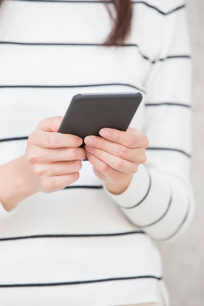 Vrouw gebruik telefoon — Stockfoto