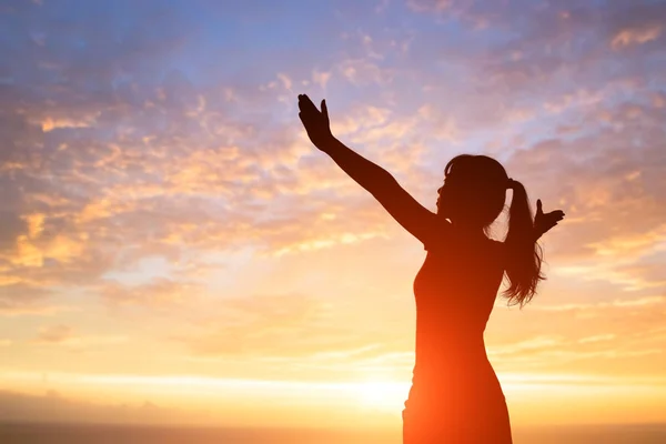 Silhouette of woman feel free — Stock Photo, Image