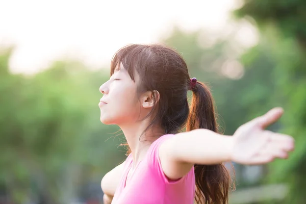 Young woman raising her arms — Stock Photo, Image