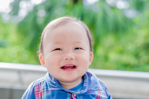 Schattige baby blik ergens — Stockfoto