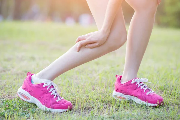 Woman hurt leg in park — Stock Image Woman hurt leg in park Stock Image
