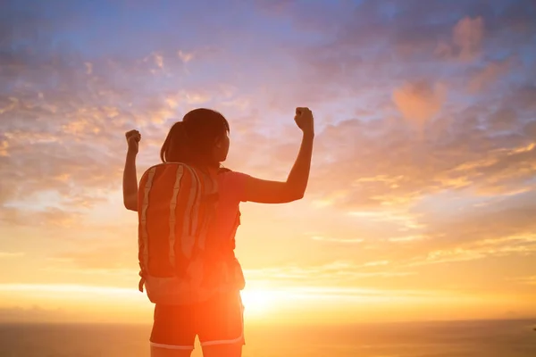 Silhouette der Frau fühlen sich frei — Stockfoto