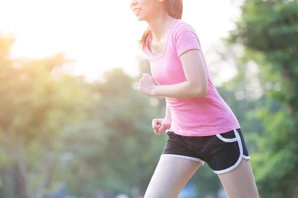 Mujer corriendo con fondo verde — Foto de Stock