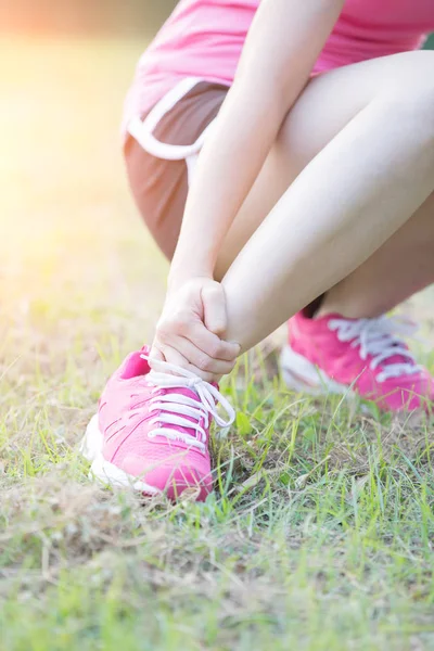 Mujer deportiva lesión en el tobillo — Foto de Stock