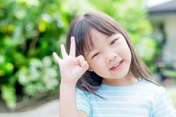 女孩高兴地在公园里的笑容 — 图库照片