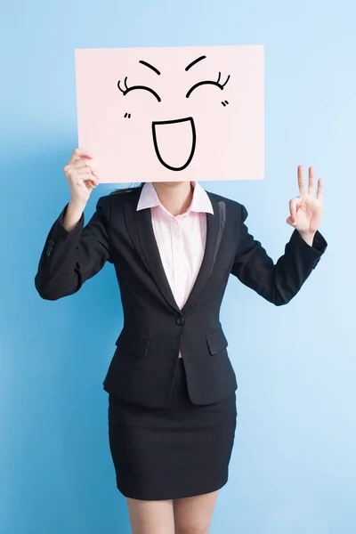 Zakelijke vrouw nemen billboard — Stockfoto