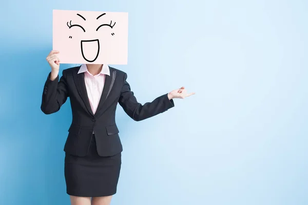 Zakelijke vrouw nemen billboard — Stockfoto