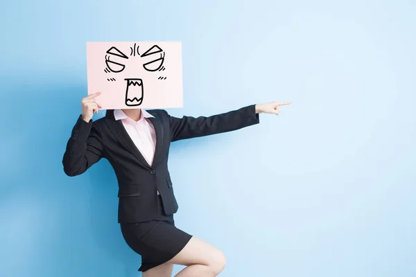 Zakelijke vrouw nemen billboard — Stockfoto