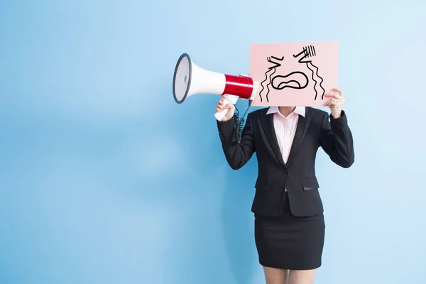 Vrouw nemen billboard en microfoon — Stockfoto