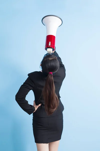 Mujer tomar micrófono — Foto de Stock