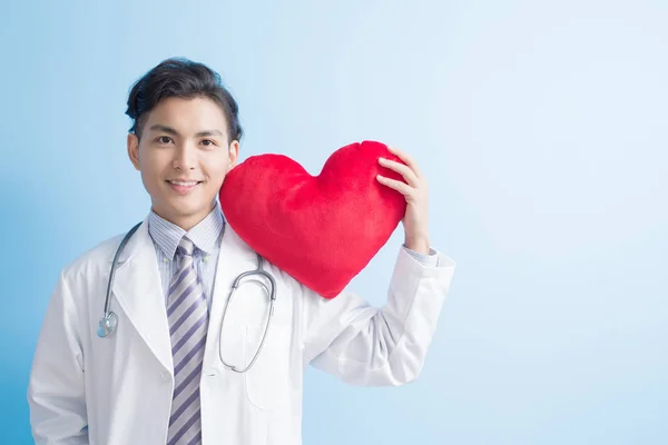 Médico sosteniendo corazón —  Fotos de Stock