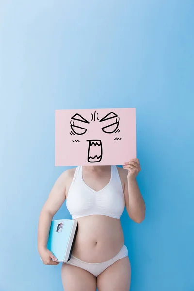 Mulher com excesso de peso com cartaz irritado — Fotografia de Stock