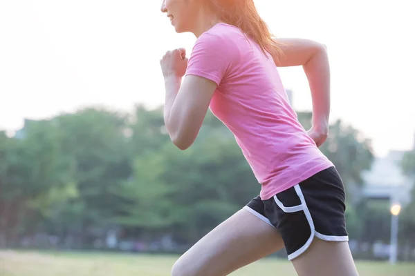 Mujer joven corriendo — Foto de Stock