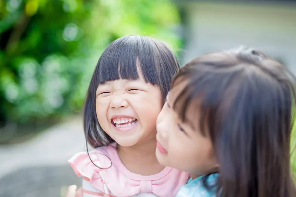 Las niñas sonríen felices en el parque — Foto de Stock