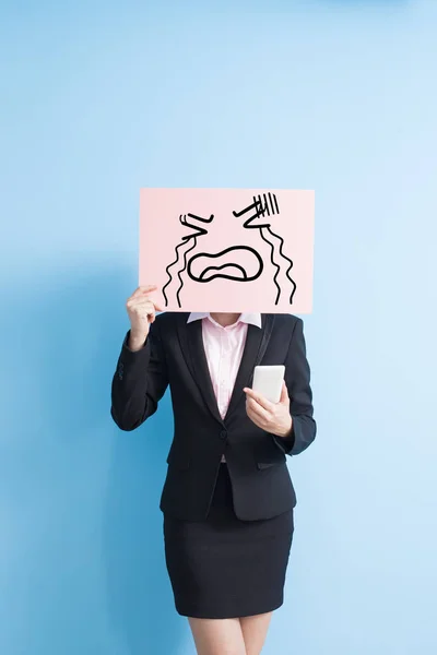 Mulher de negócios com cartaz chorando — Fotografia de Stock