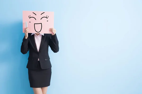 Obchodní žena s happy billboard — Stock fotografie