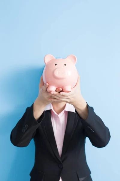 Empresária mostrando banco porquinho — Fotografia de Stock