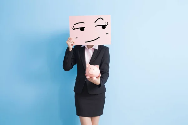 Geschäftsfrau mit Werbetafel mit Sparschwein — Stockfoto