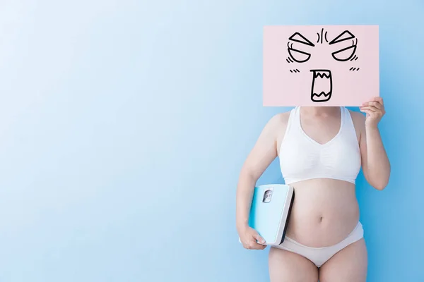 Толстая женщина берет сердитый рекламный щит — стоковое фото