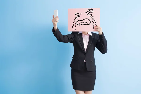 Geschäftsfrau nimmt Plakatwand — Stockfoto